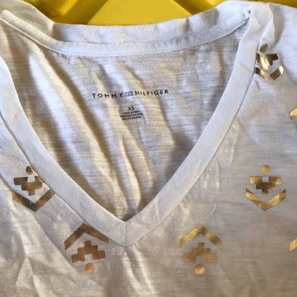New with no tag Tommy Hilfiger white & gold shirt - Picture 3 of 3